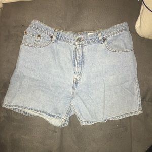 VINTAGE Levis Lightwash Denim Shorts